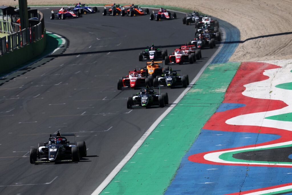 Sammalisto leads 2026 E4 after two Vallelunga wins, while Craigie stars and US Racing tops the teams’ standings.