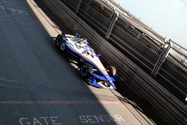 Pascal Wehrlein wins Formula E Round 16 in London to take the Drivers’ Championship lead into Sunday’s decisive Season 12 finale.