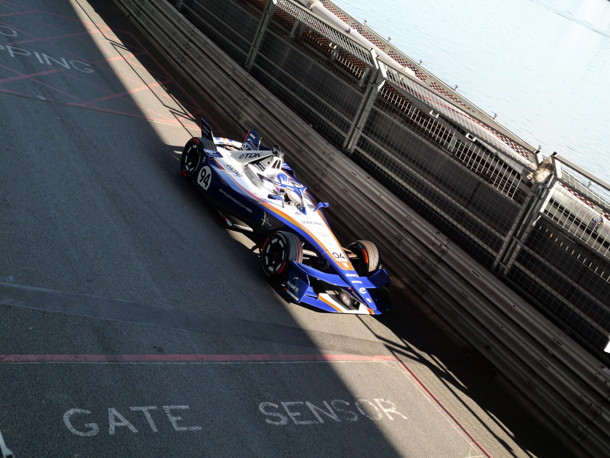 Pascal Wehrlein wins Formula E Round 16 in London to take the Drivers’ Championship lead into Sunday’s decisive Season 12 finale.