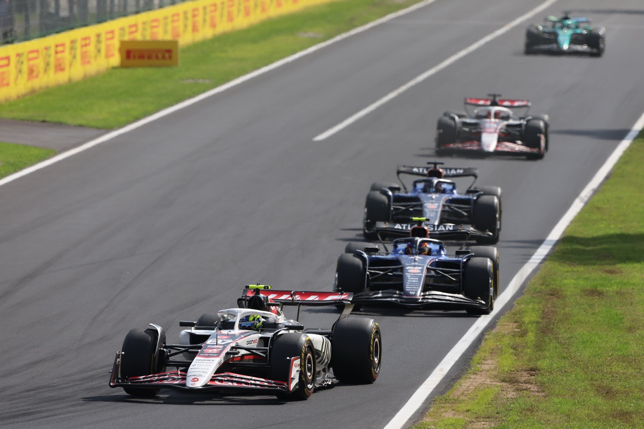 Oliver Bearman of Great Britain driving the (87) Haas F1 VF-25 Ferrari leads Carlos Sainz of Spain driving the (55) Williams FW47 Mercedes and Alexander Albon of Thailand driving the (23) Williams FW47 Mercedes on track during the F1 Grand Prix of Italy at Autodromo Nazionale Monza.
