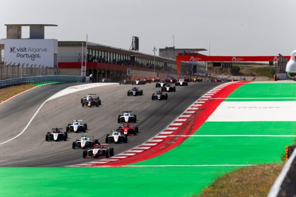 Łyżeń wins twice at Portimão as Schormans takes Race 3, cutting Coronel’s Spanish F4 lead to five points.