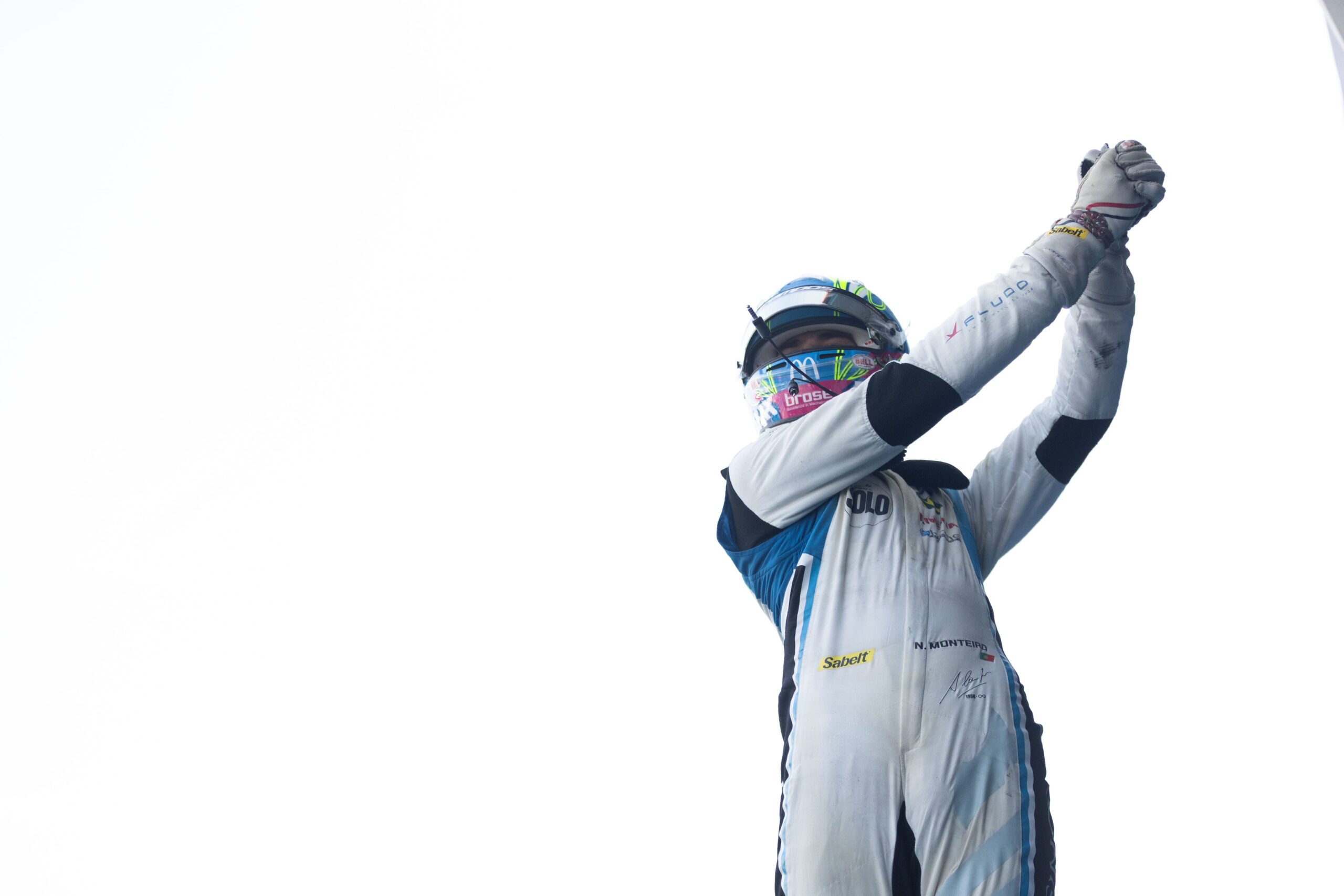 Noah Monteiro takes two wins and a third at Jerez to move within seven points of Spanish F4 leader Kasper Schormans.