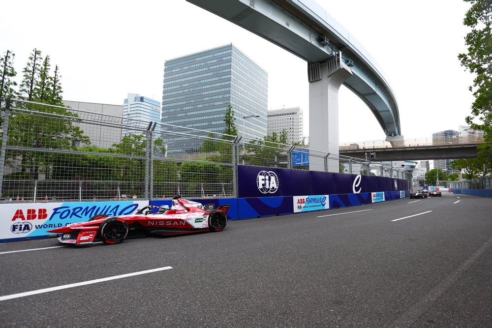 TOKYO, JAPAN - MAY 16: Oliver Rowland of Great Britain driving the (23) Nissan Formula E Team Nissan e-4ORCE 05 on track during Practice, ahead of the Tokyo E-Prix, Round 8 of the 2025 FIA Formula E World Championship at Tokyo Street Circuit on May 16, 2025 in Tokyo, Japan. (Photo by Joe Portlock/LAT Images)
