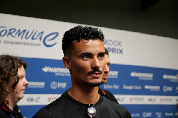 Pascal Wehrlein wins Formula E Round 16 in London to take the Drivers’ Championship lead into Sunday’s decisive Season 12 finale.