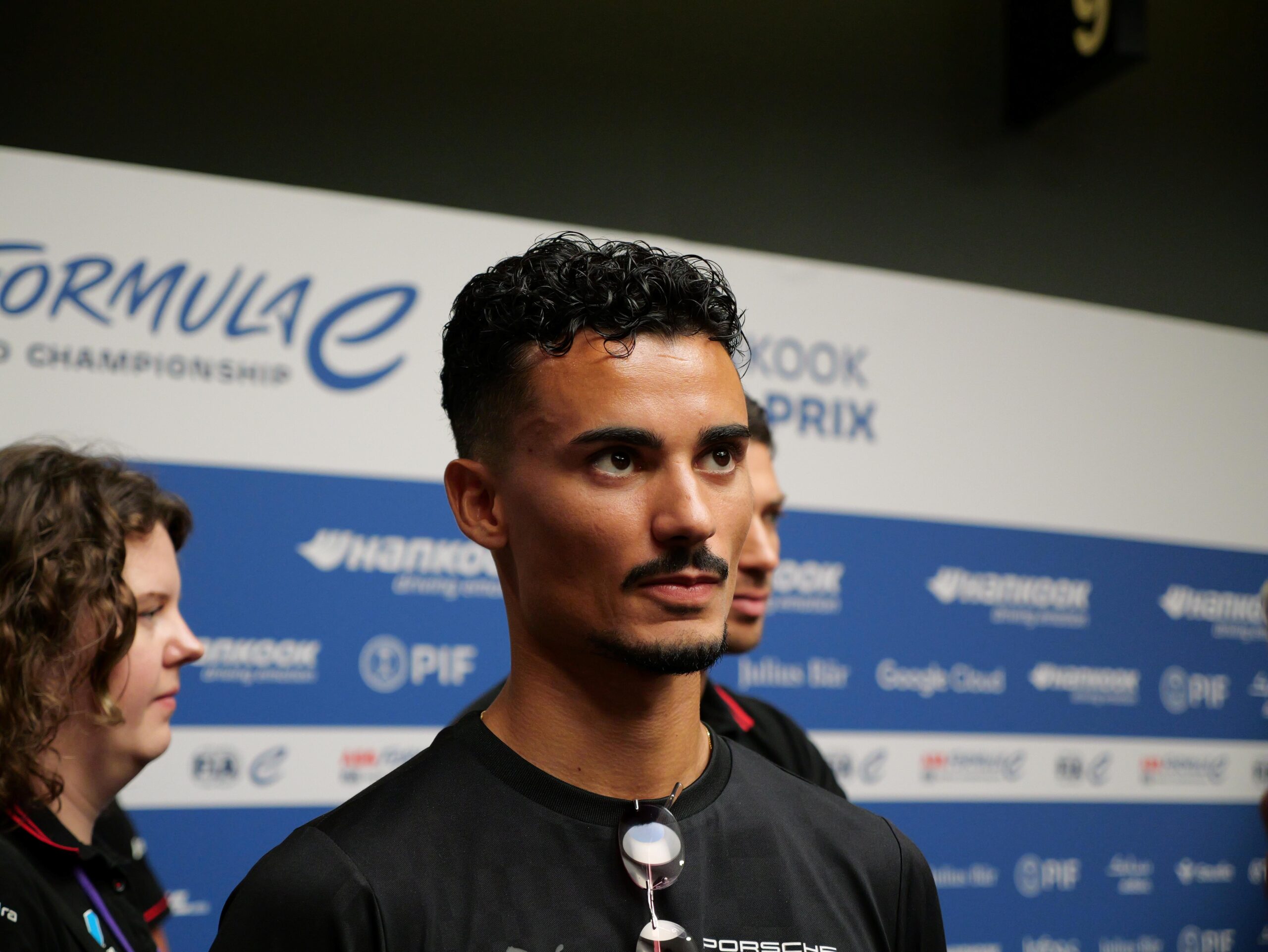 Pascal Wehrlein wins Formula E Round 16 in London to take the Drivers’ Championship lead into Sunday’s decisive Season 12 finale.