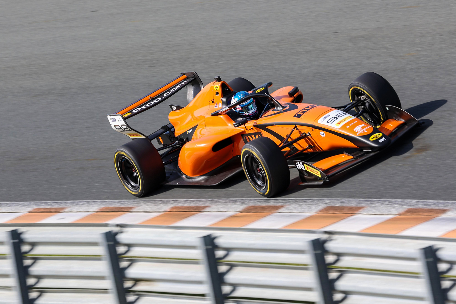 Wheldon resisted late pressure from Hanna to win FREC Race 1 at Zandvoort, as Olivieri completed the podium for R-ace GP.