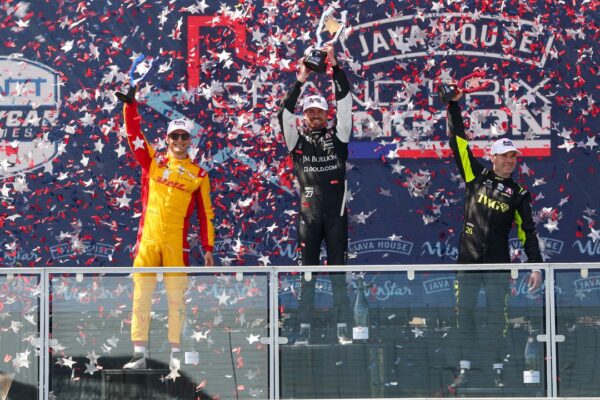 Palou happy to split the Andrettis in IndyCar Arlington race Alex Palou stood on the second step of the podium at the end of the inaugural IndyCar race in Arlington on Sunday.