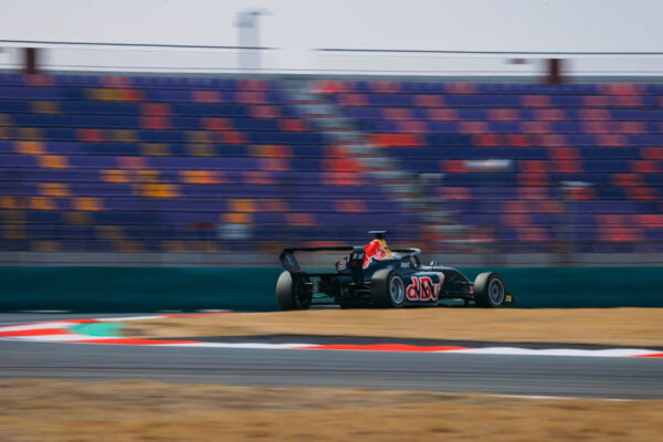Alisha Palmowski claims her first 2026 F1 Academy pole position in a red-flag-interrupted Chinese GP qualifying session.