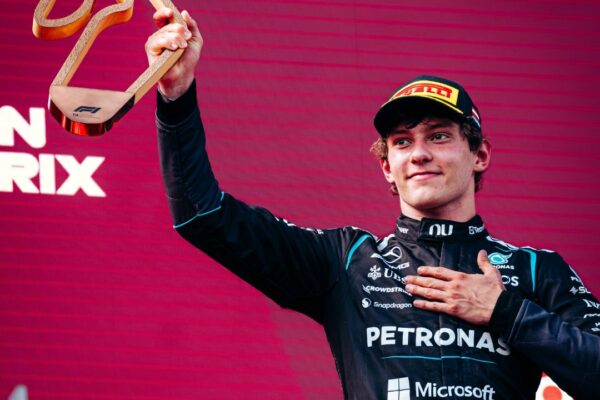 Antonelli got back to the podium in the F1 2026 Austrian GP. The Mercedes driver finished third less than two seconds behind Russel at the front and less than one second behind Verstappen in P2. 