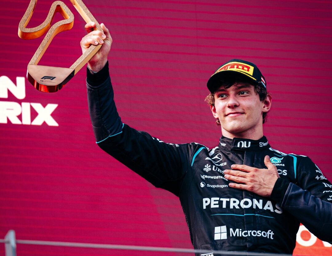Antonelli got back to the podium in the F1 2026 Austrian GP. The Mercedes driver finished third less than two seconds behind Russel at the front and less than one second behind Verstappen in P2. 