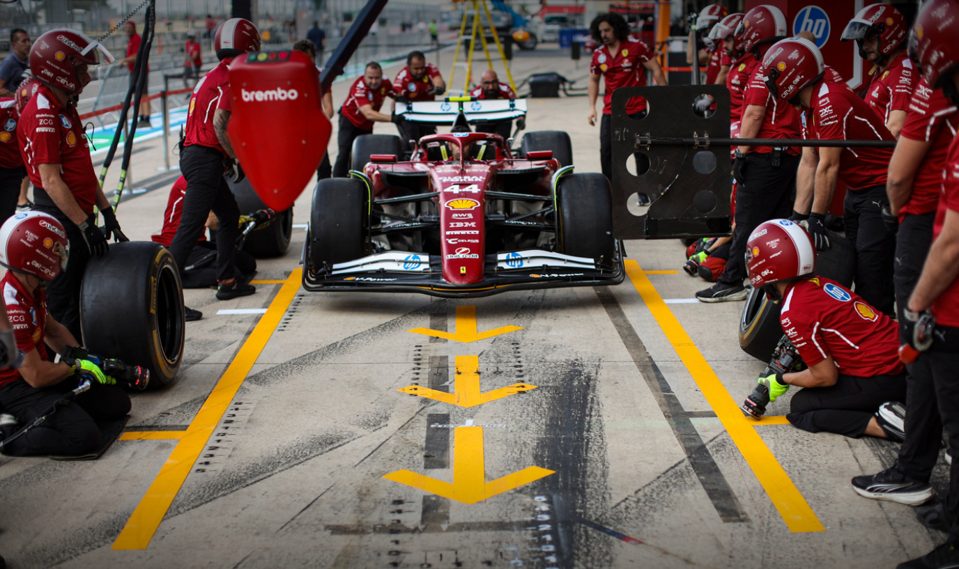 The new F1 pitstop regulation for 2026 could force two mandatory stops, but history shows it limits strategy and unpredictability. Fans want freedom, not artificial rules.