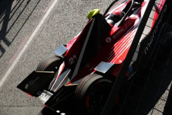 de Vries driving in Formula E London E-Prix