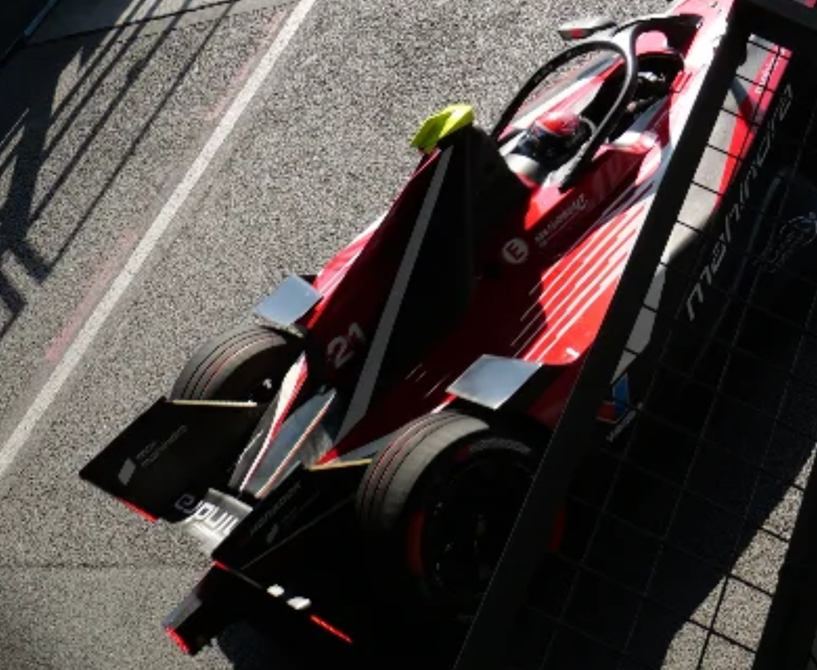 de Vries driving in Formula E London E-Prix