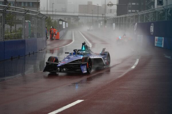 FE | Tokyo E-Prix 2025 | Race 1 | Vandoorne triumphs in tactical thriller TOKYO, JAPAN - MAY 17: Stoffel Vandoorne of Belgium driving the (2) Maserati MSG Racing Maserati Tipo Folgore in the rain during practice, ahead of the Tokyo FE E-Prix, Round 8 of the 2025 FIA Formula E World Championship at Tokyo Street Circuit on May 17, 2025 in Tokyo, Japan. (Photo by Oscar Lumley/LAT Images)