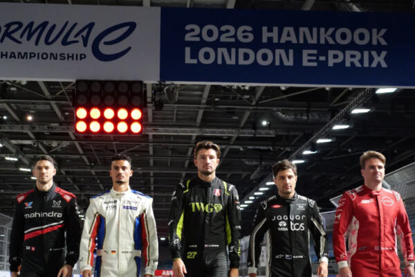 Formula E drivers getting ready for FP1 in London