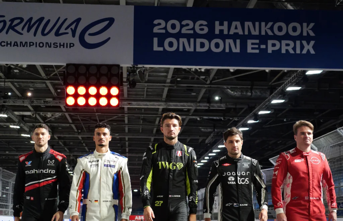 Formula E drivers getting ready for FP1 in London