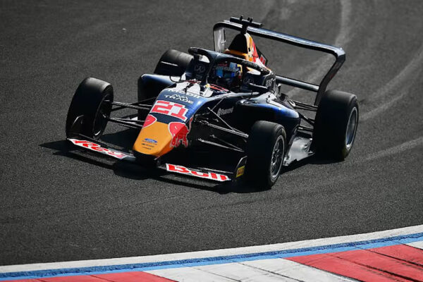 Alisha Palmowski claimed pole position for the 2026 F1 Academy Chinese GP round, ahead of Larsen and Felbermayr.