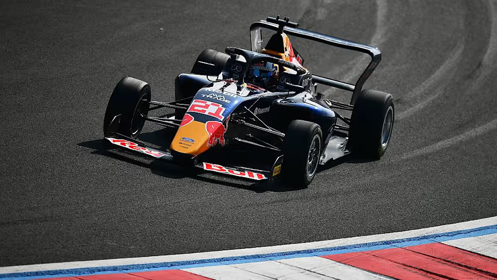 Alisha Palmowski claimed pole position for the 2026 F1 Academy Chinese GP round, ahead of Larsen and Felbermayr.