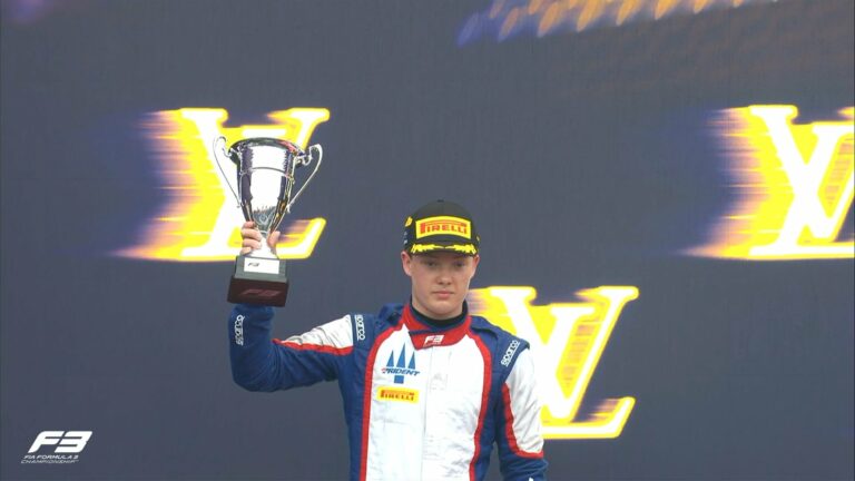 Noah Strømsted takes P2 at the F3 Australian GP Feature Race