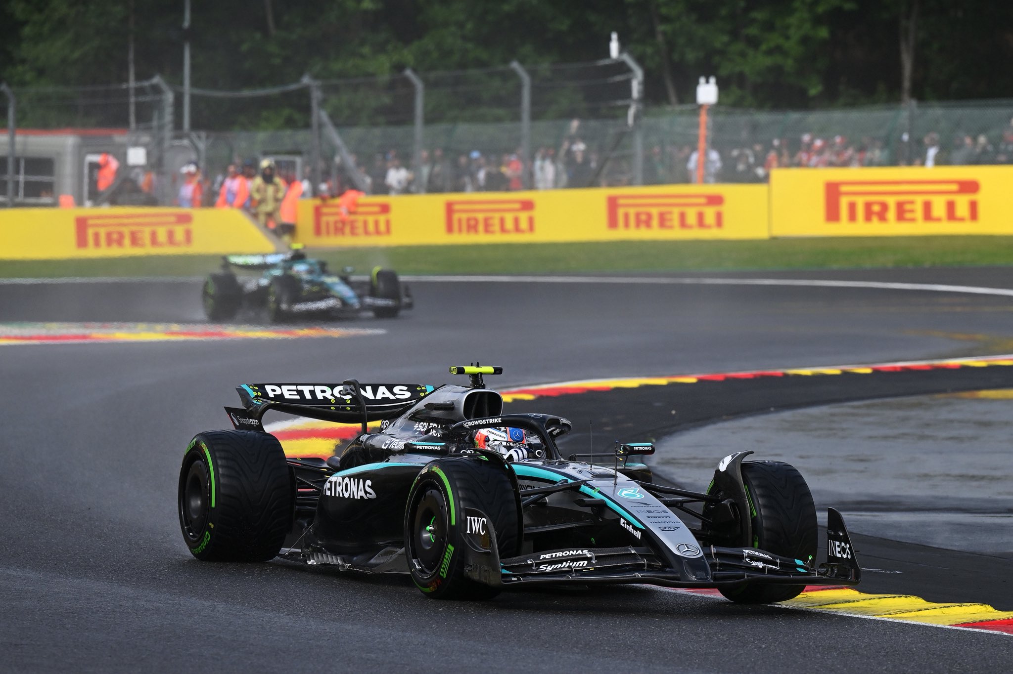 Mercedes trackside engineering director Andrew Shovlin has shared his insights into Kimi Antonelli’s recent struggles, George Russell’s comparative upper hand, and future objectives for the W16 following their underwhelming performance at the rain-delayed F1 Belgian GP. 