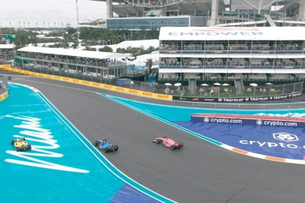 Gabriele Minì claimed a last-minute victory at the F2 Miami GP Feature Race after a dramatic final battle with Beganovic and Câmara.