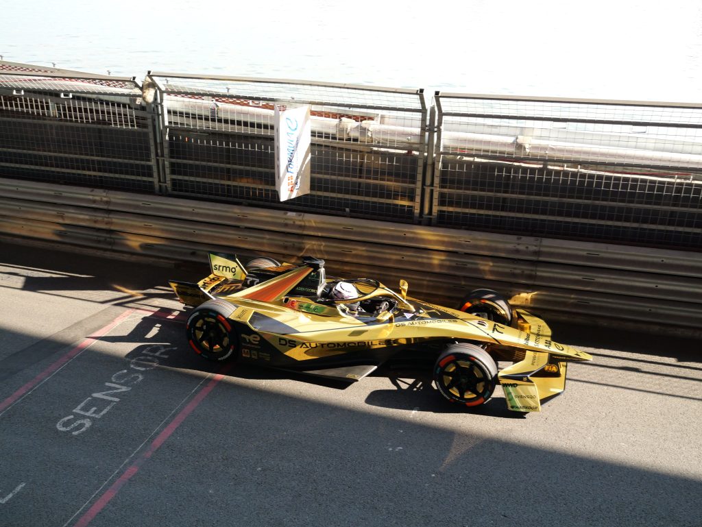 Barnard just a few laps away from becoming the youngest Formula E race winner