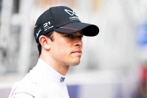Nyck de Vries driving the Mahindra Formula E car ahead of the Tokyo E-Prix
