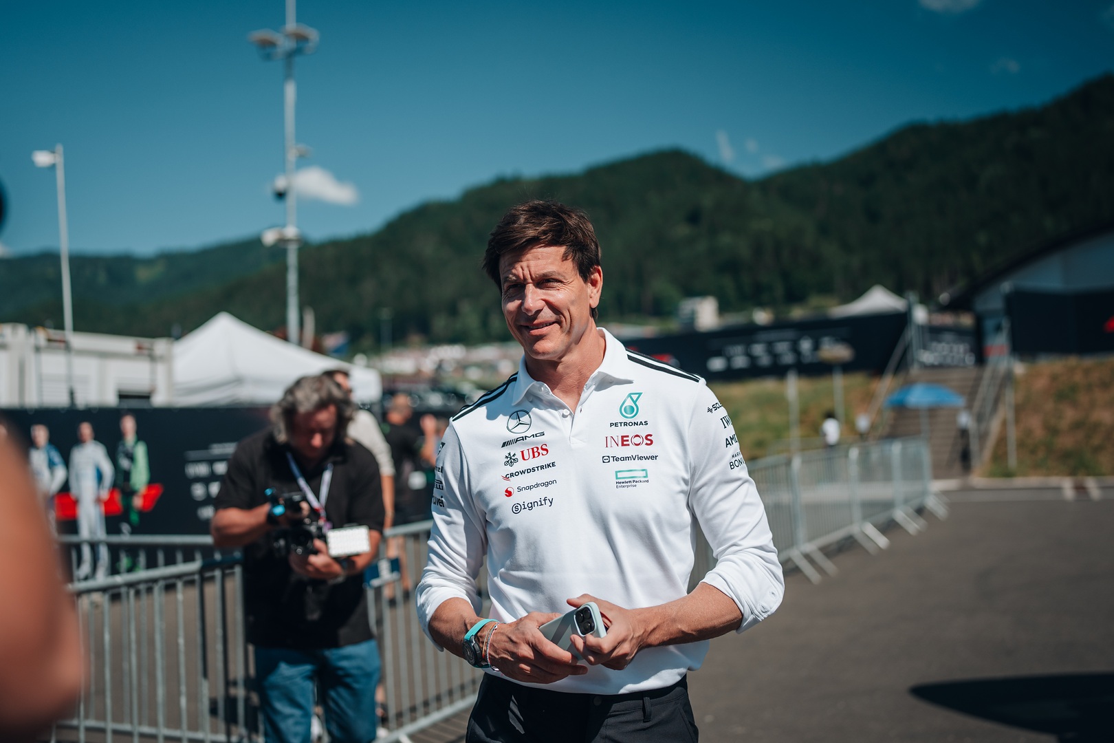 Toto Wolff says Mercedes set-up experiment failed spectacularly at the F1 Austrian GP as George Russell finished over a minute behind.