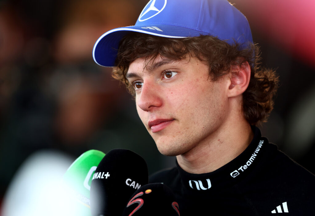 Mercedes’ Kimi Antonelli was forced to retire his car just after he was able to beat teammate Russell in the fight for P2, behind Hamilton, in the F1 2026 Barcelona-Catalunya GP. 