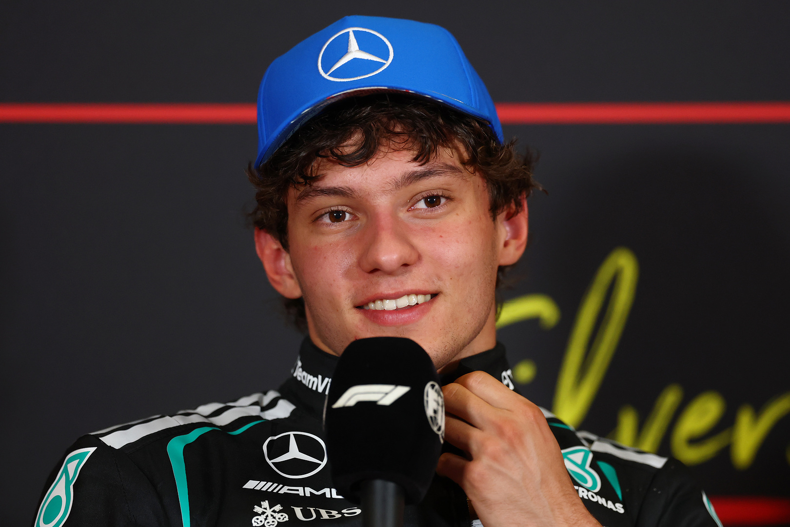 Mercedes’ Kimi Antonelli qualified in P1 at the main race Qualifying for the F1 2026 British GP. The young driver was able to beat track favourite Lewis Hamilton and teammate George Russell.