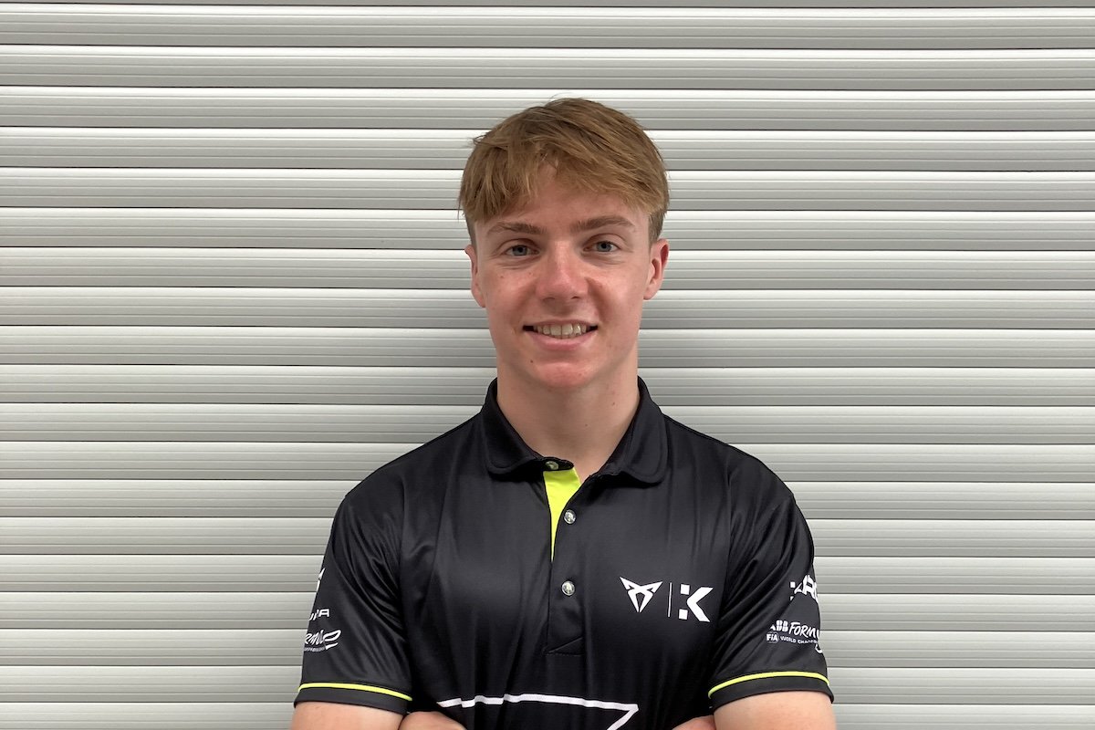 Callum Voisin infront of a grey wall, ahead of the Berlin Rookie Test for CUPRA KIRO