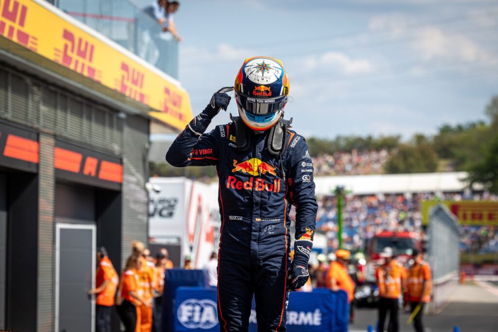 Pepe Martí pointing to his helmet in Parc Fermé