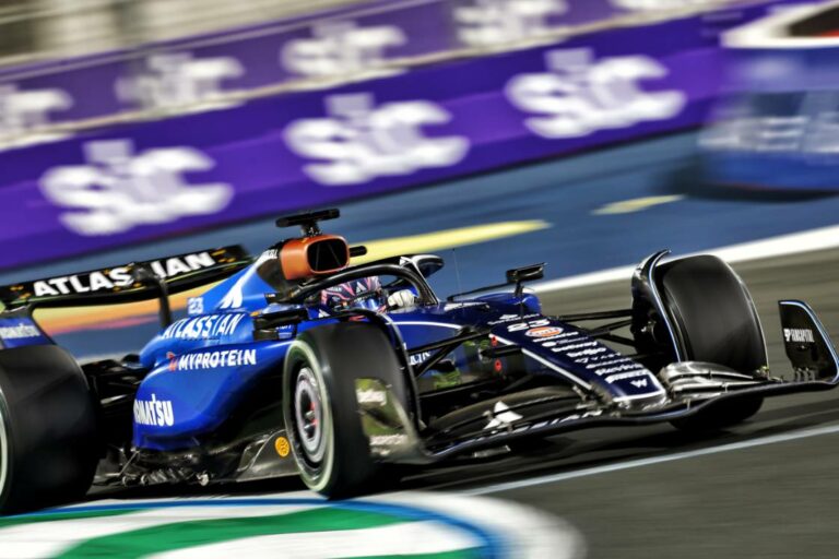 Alexander Albon (THA) Atlassian Williams Racing FW47.