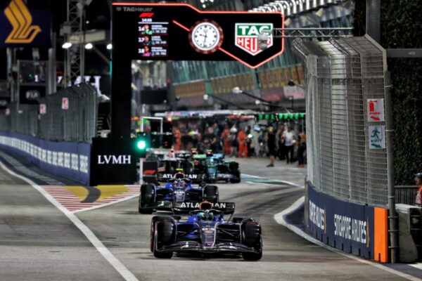 Alexander Albon (THA) Atlassian Williams Racing FW47 leaves the pits. 04.10.2025. Formula 1 World Championship, Rd 18, Singapore Grand Prix, Marina Bay Street Circuit, Singapore, Qualifying Day.