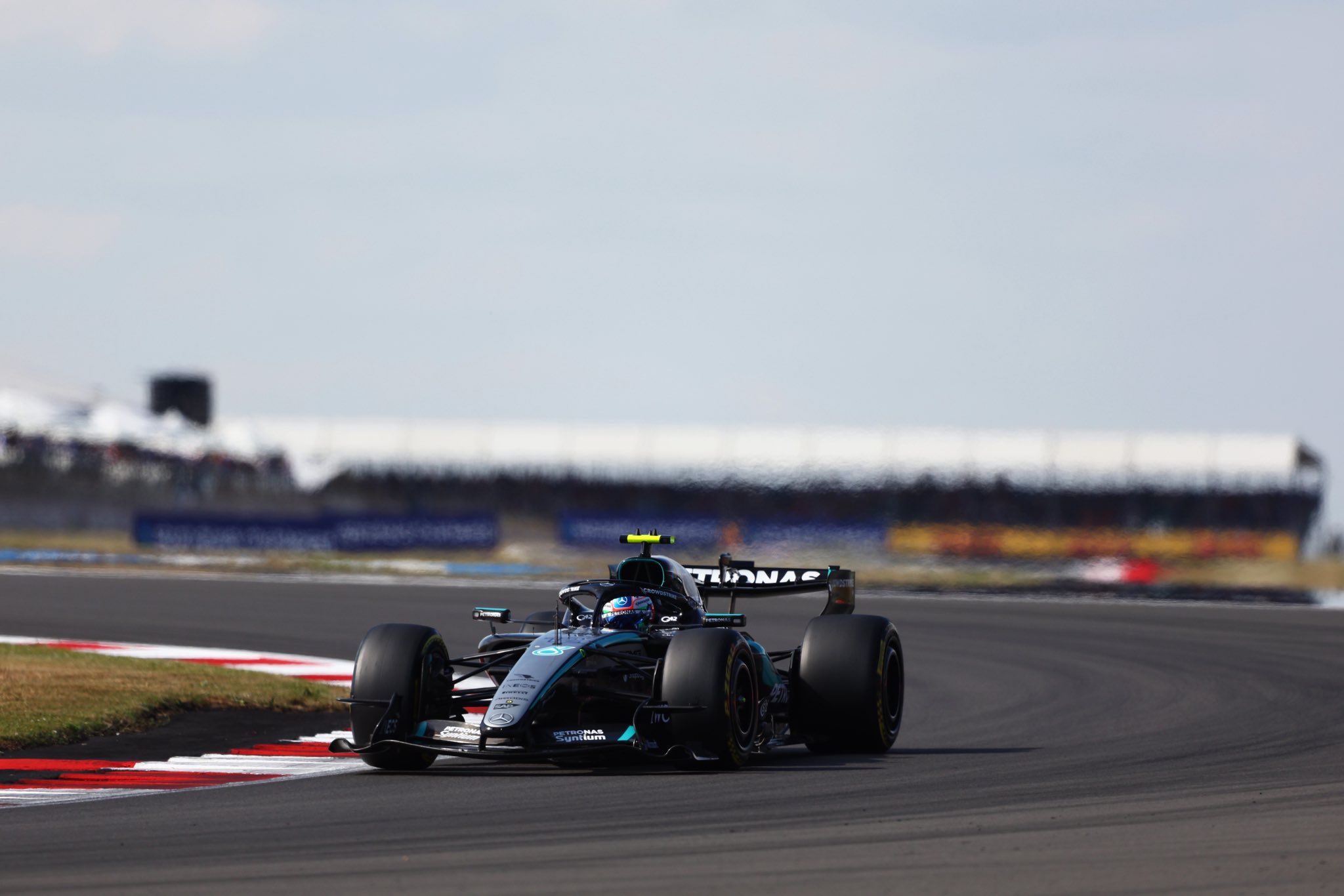 Mercedes driver Kimi Antonelli has beaten Ferrari star Lewis Hamilton to victory in the 2026 F1 British GP Sprint Race.