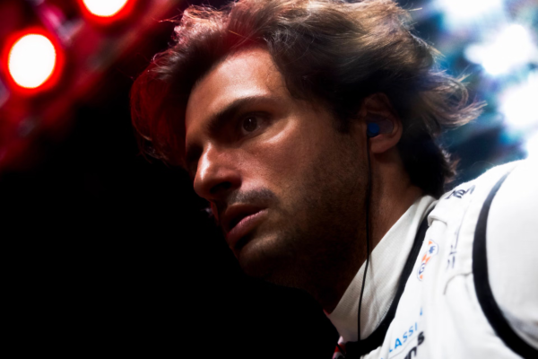 Carlos Sainz explains lost points at the 2026 F1 Singapore GP, detailing his opening-lap battle, battery issues and Williams’ lack of downforce.