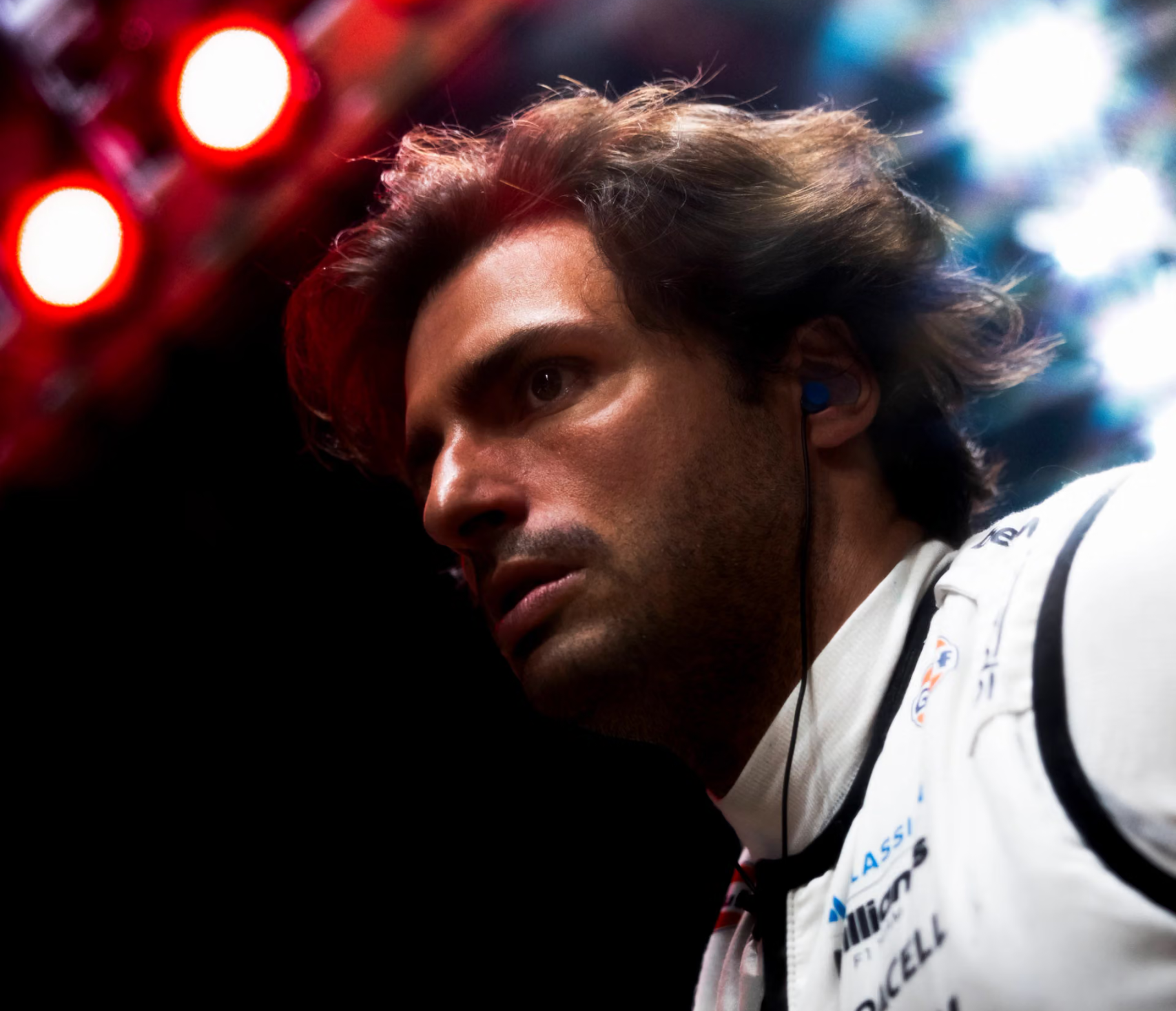 Carlos Sainz explains lost points at the 2026 F1 Singapore GP, detailing his opening-lap battle, battery issues and Williams’ lack of downforce.