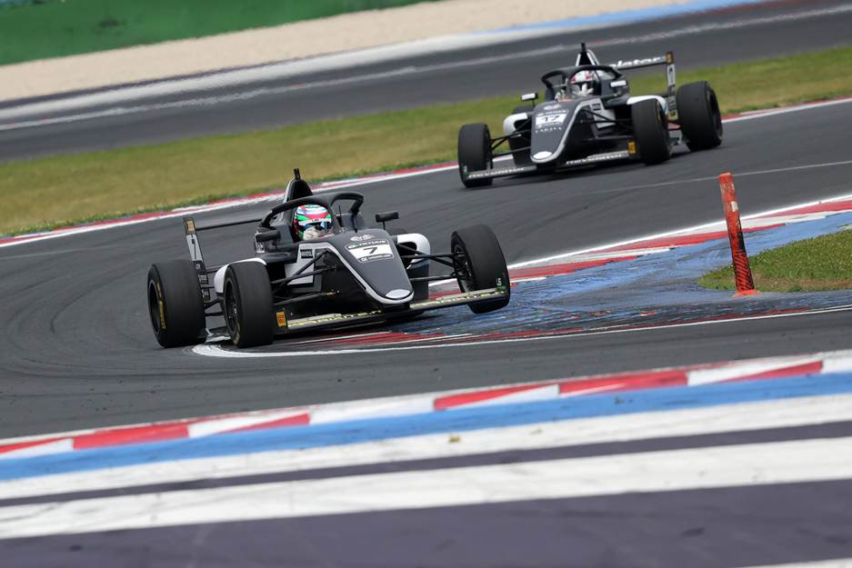 Aksoy leads 2026 Italian F4 after a dramatic Misano opener, with PREMA Racing on top and US Racing, Maffi Racing chasing hard.