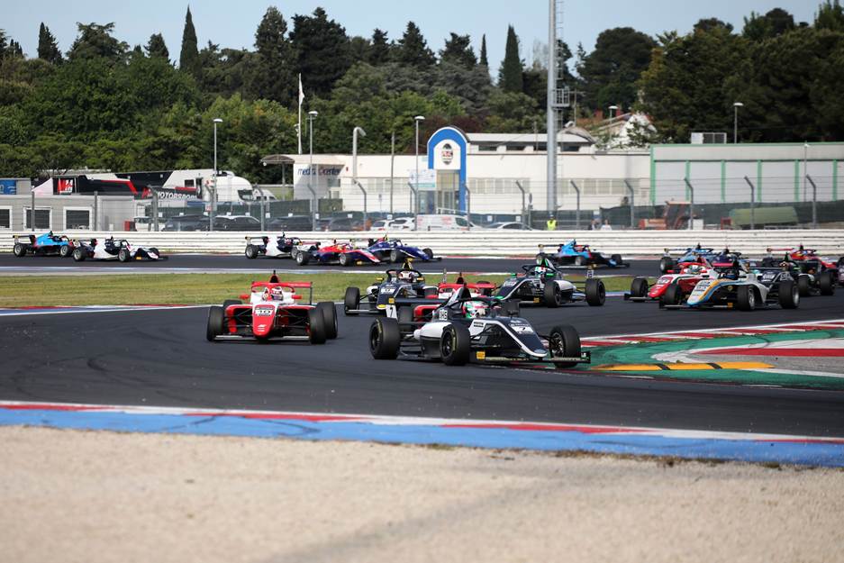 Aksoy leads 2026 Italian F4 after a dramatic Misano opener, with PREMA Racing on top and US Racing, Maffi Racing chasing hard.