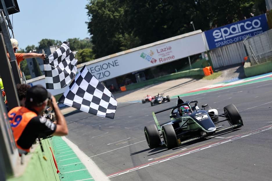 Sammalisto dominates Vallelunga with three wins as Aksoy keeps the Italian F4 points lead by six points.