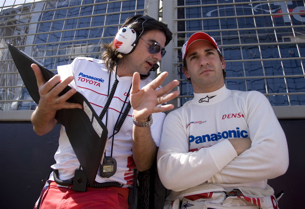 Francesco Nenci and Timo Glock ahead of the 2008 F1 Australian GP.