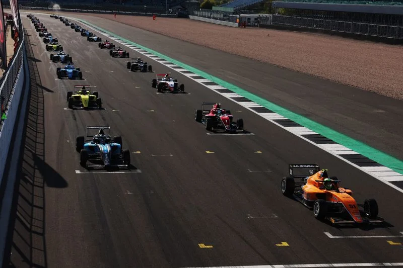 Elite Motorsport loses Silverstone teams’ points after a GB4 testing breach, changing the early 2026 championship standings.