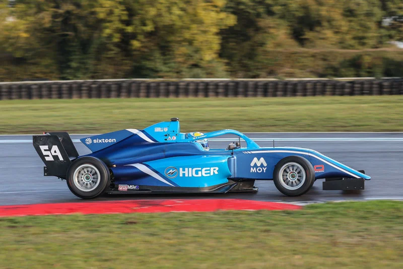 Conor Grant claims his maiden GB4 pole at Snetterton by 0.020s, while Proudford-Nalder secures Race 2 pole for Douglas Motorsport.
