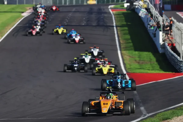 Fred Green beat Alex O’Grady to claim his fourth GB4 win of 2026 at Donington after polesitter Yani Stevenheydens made a slow start.