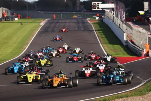 Alex O’Grady leads Fred Green by 49 points after GB4 Round 6 at Donington, while Elite Motorsport takes the Teams’ lead.