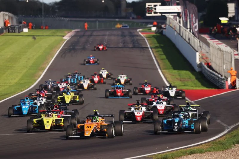 Alex O’Grady leads Fred Green by 49 points after GB4 Round 6 at Donington, while Elite Motorsport takes the Teams’ lead.