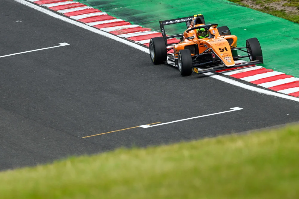 Fred Green claimed pole position for Race 1 at Oulton Park with a last-gasp lap, while Alex O’Grady secured pole for Race 2 after a closely fought 2026 GB4 Qualifying session.
