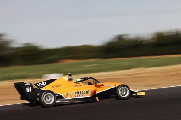 Fred Green takes GB4 pole at Snetterton, while Alex O’Grady secures Race 2 pole through the second-fastest-lap classification.