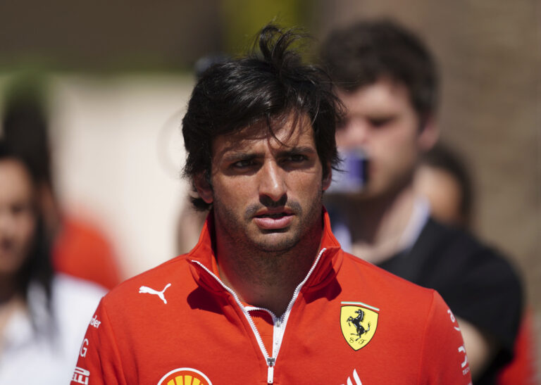 Carlos Sainz Sr. opened up on the decision by Ferrari F1 to sign Lewis Hamilton, stating the Brit made the first move.
