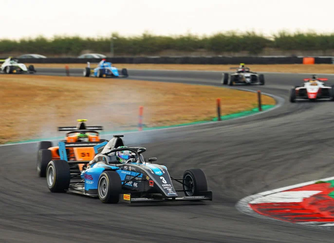 Alex O’Grady holds off Fred Green to win the 2026 GB4 Race 2 at Snetterton, extending his championship lead to 66 points.